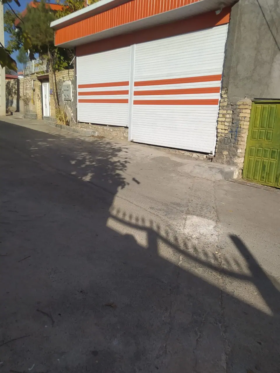 مغازه ۵۰ متری بر خیابان برازنده