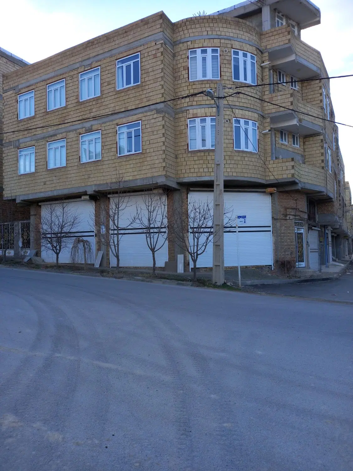 فروش خانه دونبش ۳ طبقه در شهرک شاهد