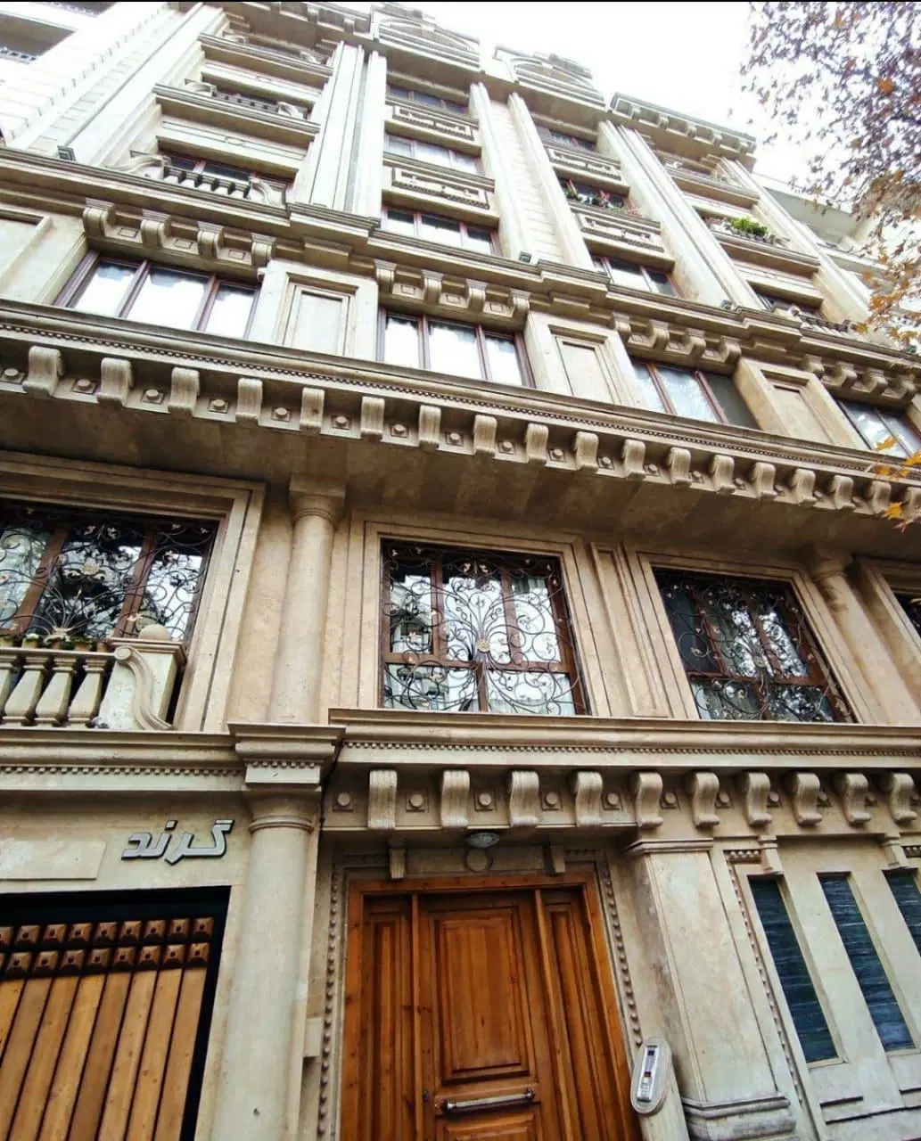 نیاوران زینعلی _ ۲۰۰ متر ۳ خواب _ دلباز با دو تراس
