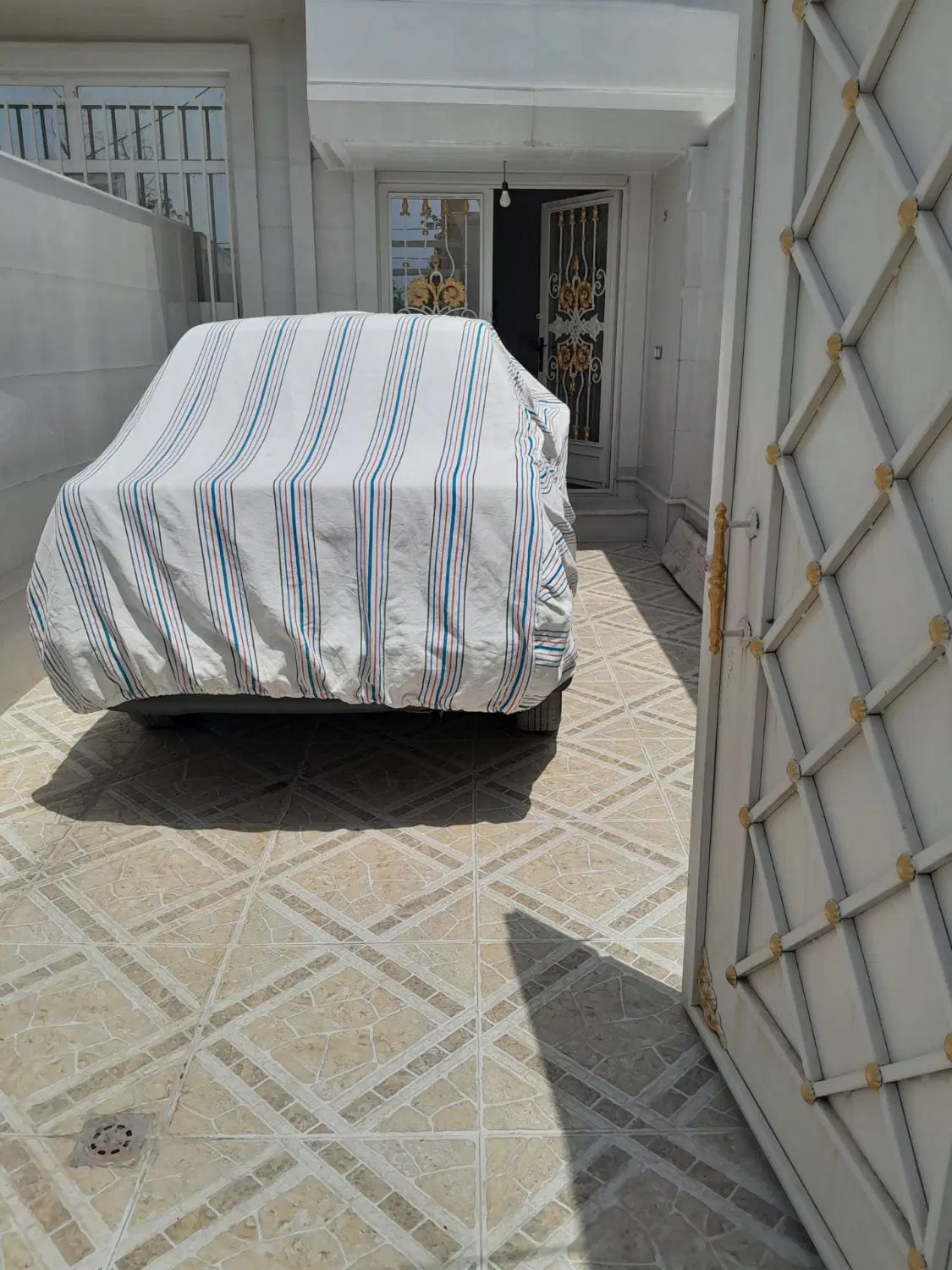 خانه ویلایی در صحنه