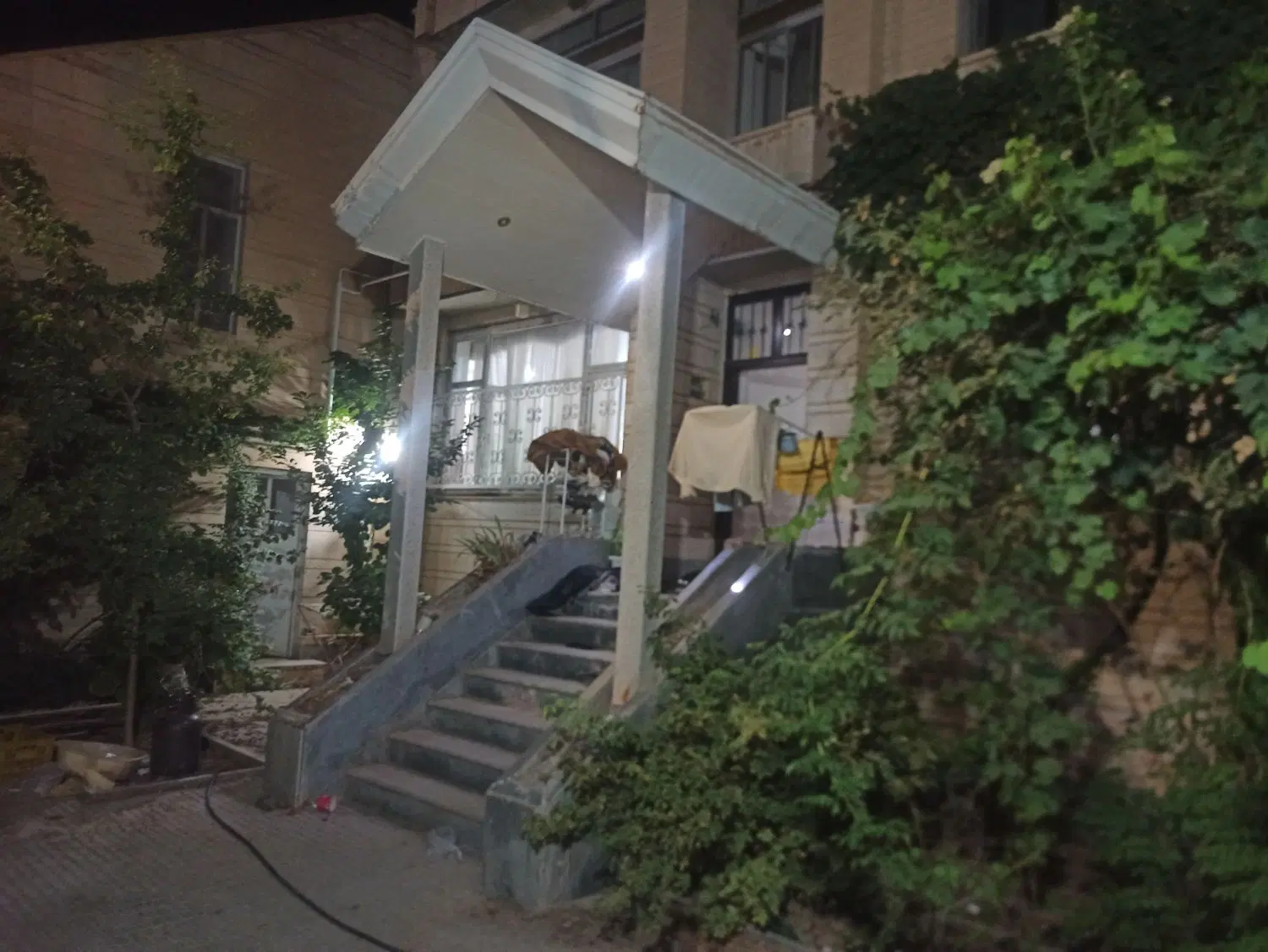 خانه دو طبقه نزدیک به خیابان امام