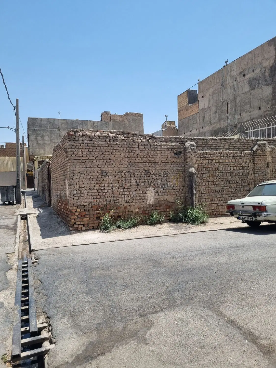 زمین  چهار دیواری سنددار  با جواز ساخت