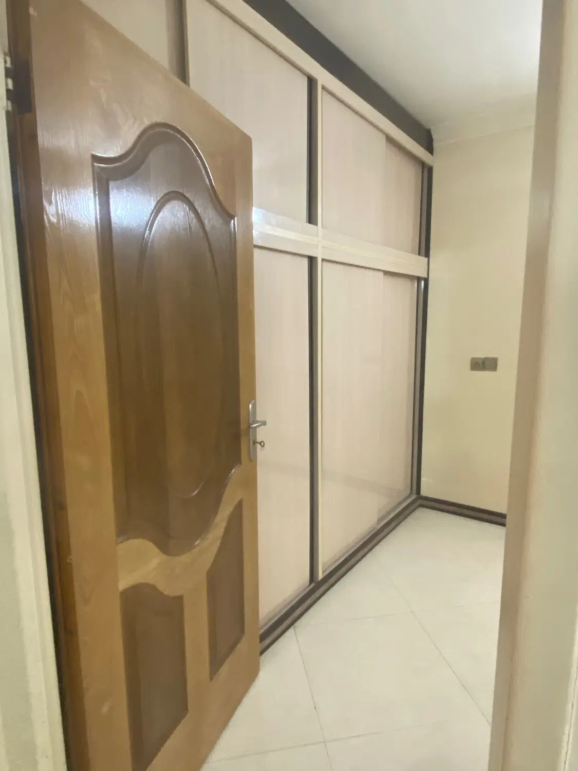 سه خوابه بر خیابان اصلی