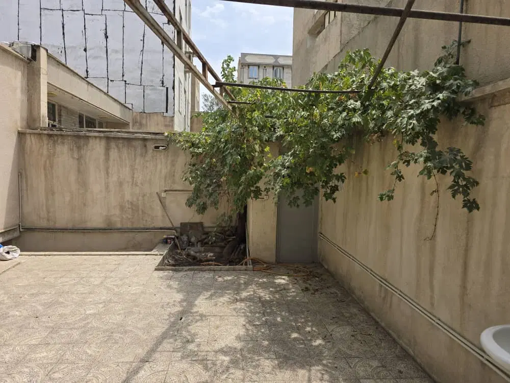 خانه ویلایی با یک باب مغازه تجاری