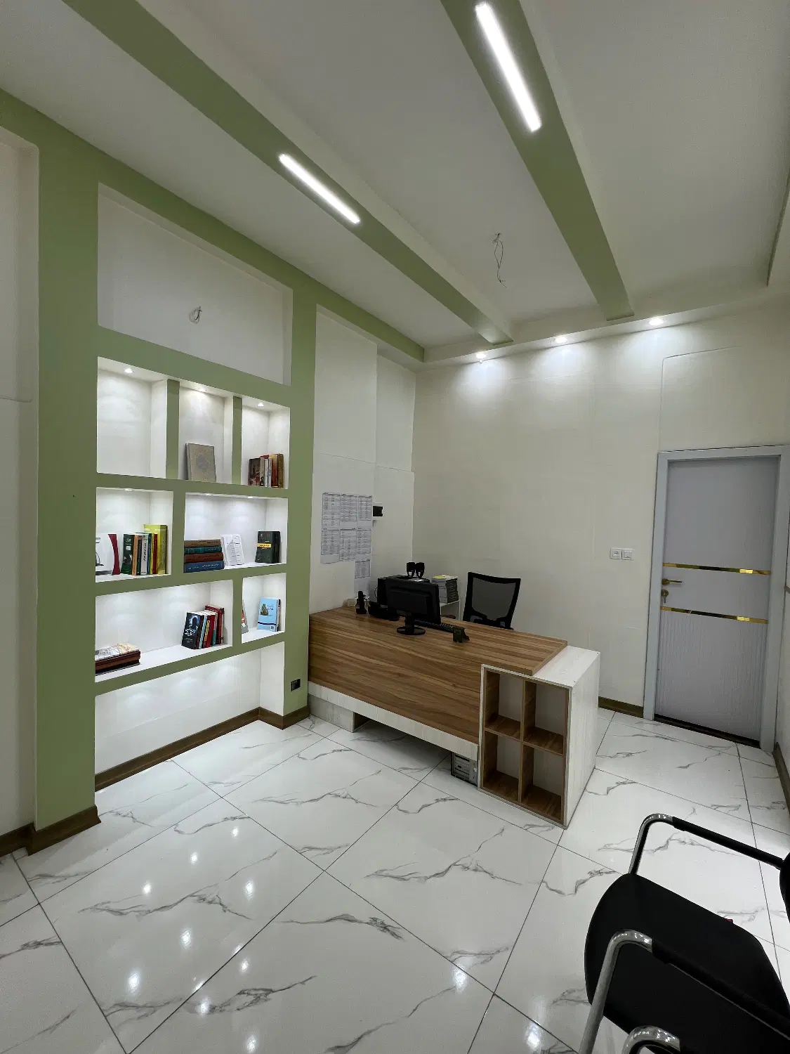 دفتر اداری لوکس و مبله (صرفاً وکلا یا مهندسین )