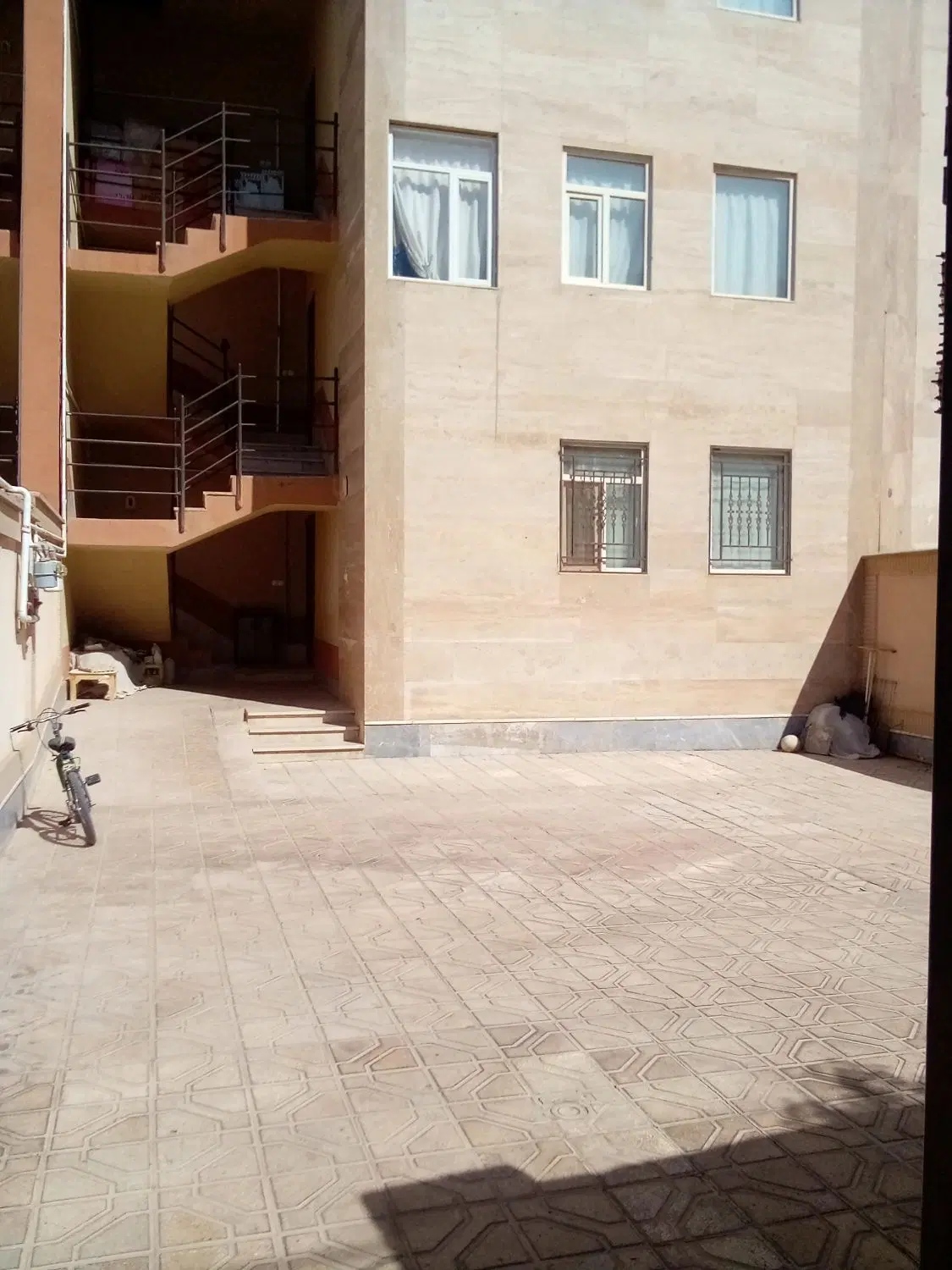 فروش ۹۰ متری همکف نه دی