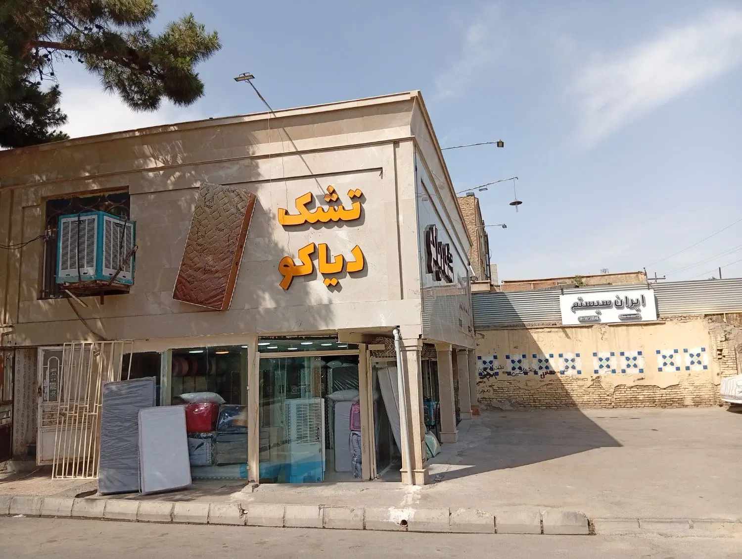 یک واحد تجاری مسکونی حاشیه بلوار چمن