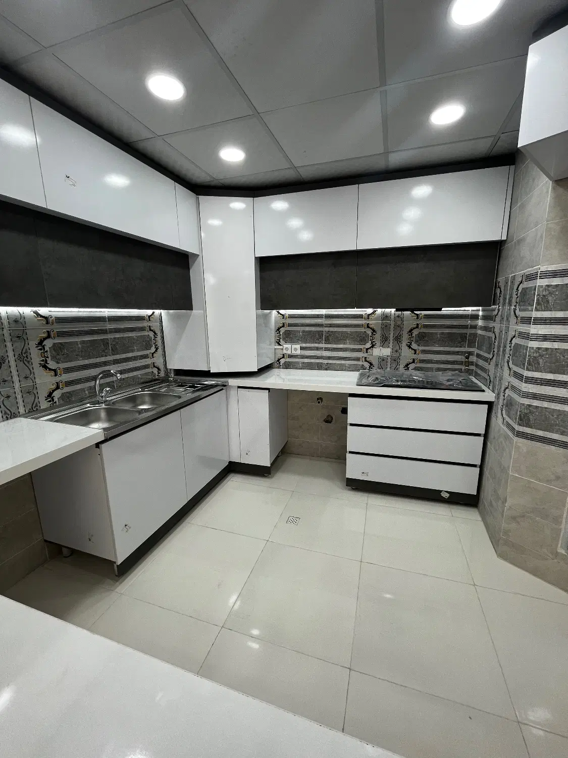 مسکن ۲ خواب فوق لوکس صدرا