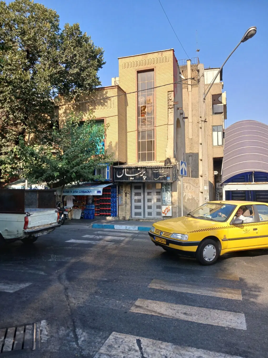 فروش ملک تجاری در مرکز شهر نبش دوتا خیابان