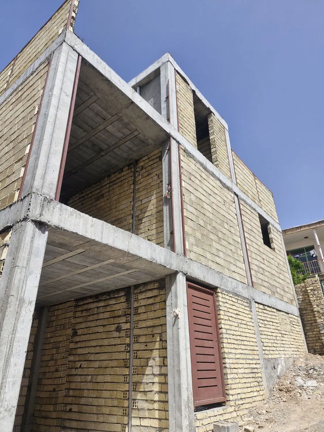 ساختمان نیمه ساخت درچمگردان