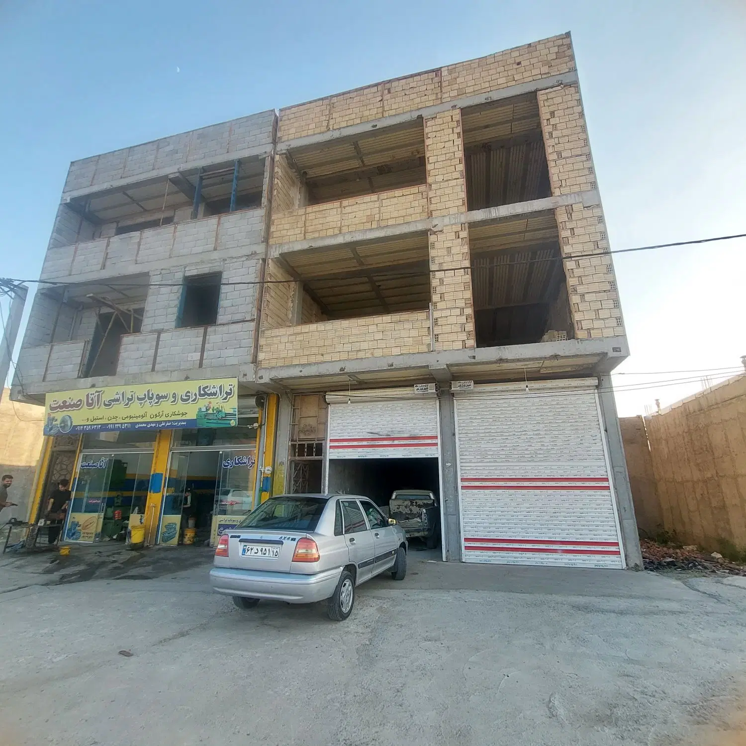 260 متر در ۳ طبقه ملک تجاری و مسکونی کارگاه مزاحم