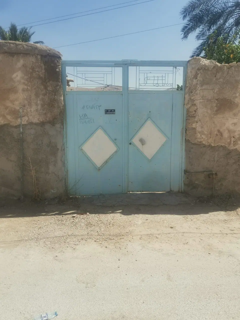 زمین دویست متر باسند تک برگ  دیوارکشی شده