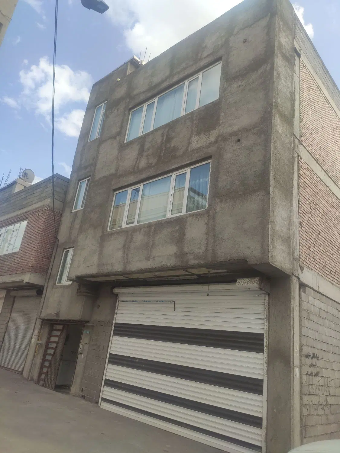 فروش منزل مسکونی دو طبقه و یک سرویس همکف