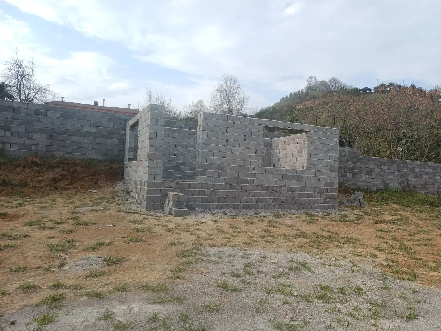 زمین ۶۰۴متری باغی