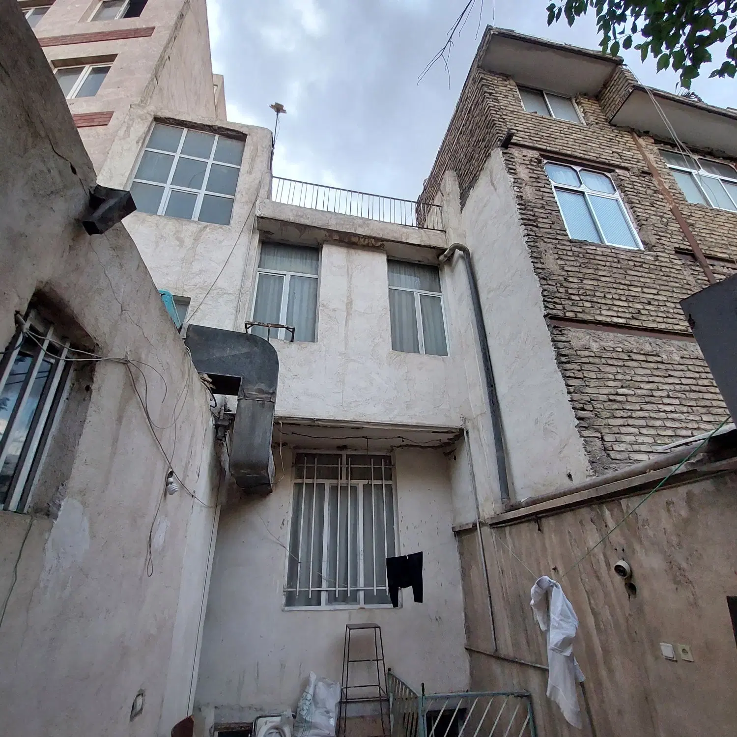 ۹۶متری کلنگی ۳طبقه  آماده تجمیع با پلاک بغل