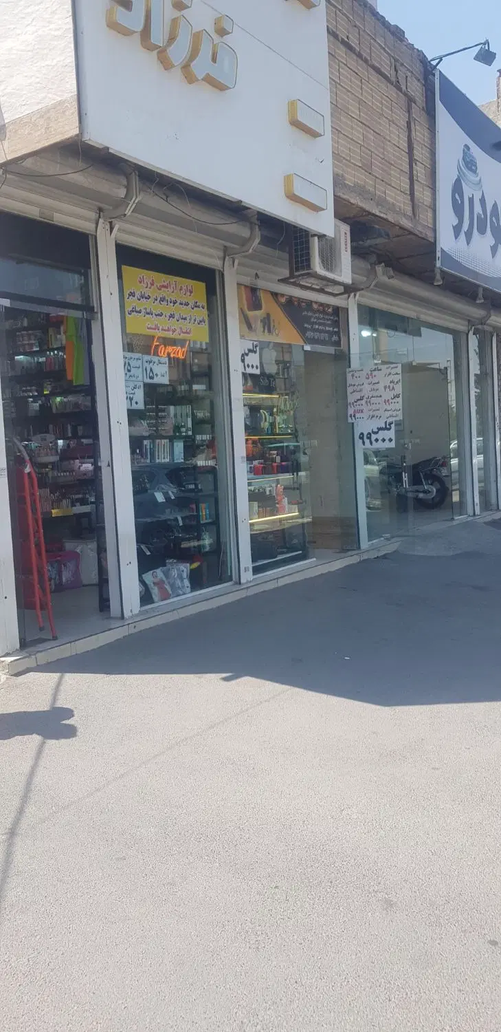 مغازه بر خیابان ۳۵ متری لاله