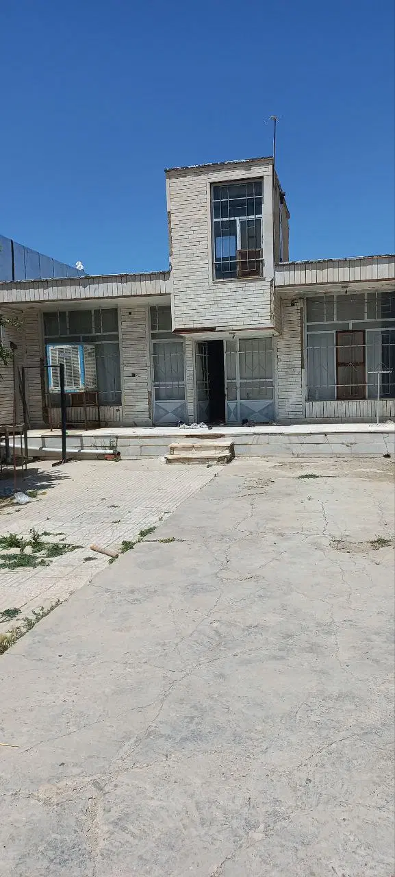 خانه ویلایی کلنگی قابل سکونت 400 متر ازنا