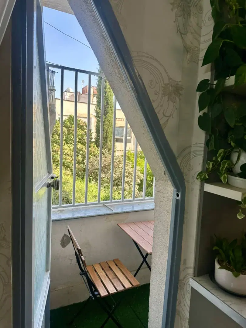 آپارتمان خیابان آدینه