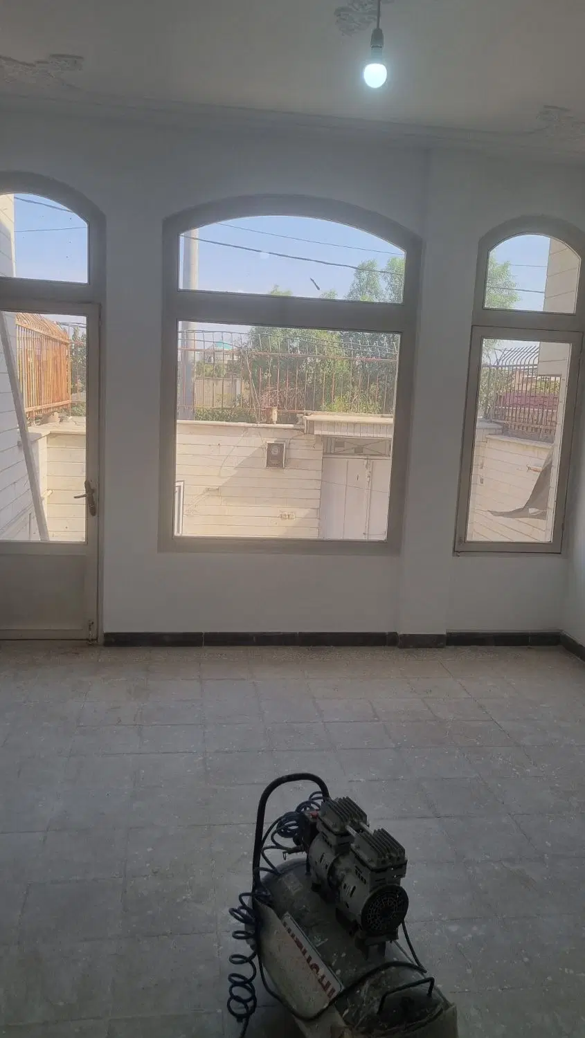 ملک بر خیابان حکیم