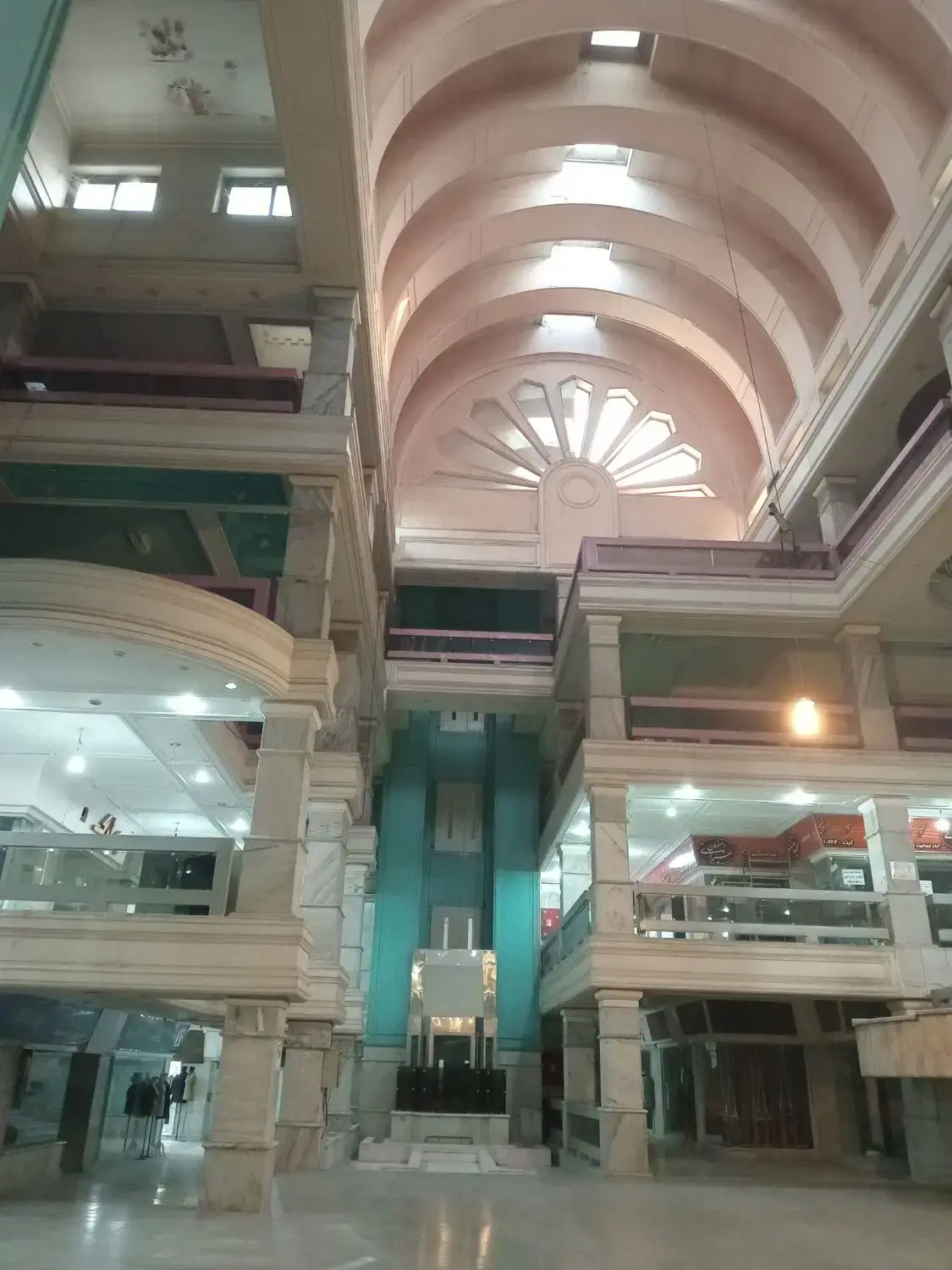 مغازه ۱۶ متر چهارباغ عباسی
