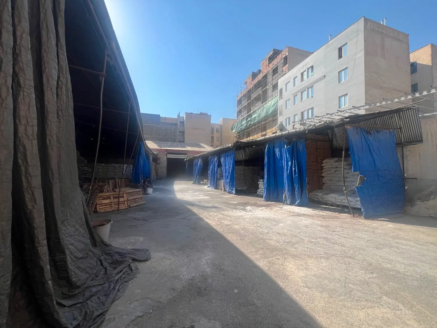 ۱۸۰۰متر بنگاه مسقف مناسب مواد غذایی و پوشاک