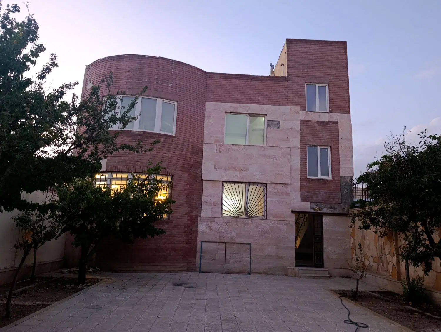 رهن و اجاره ویلایی 400 متری حاشیه برونسی