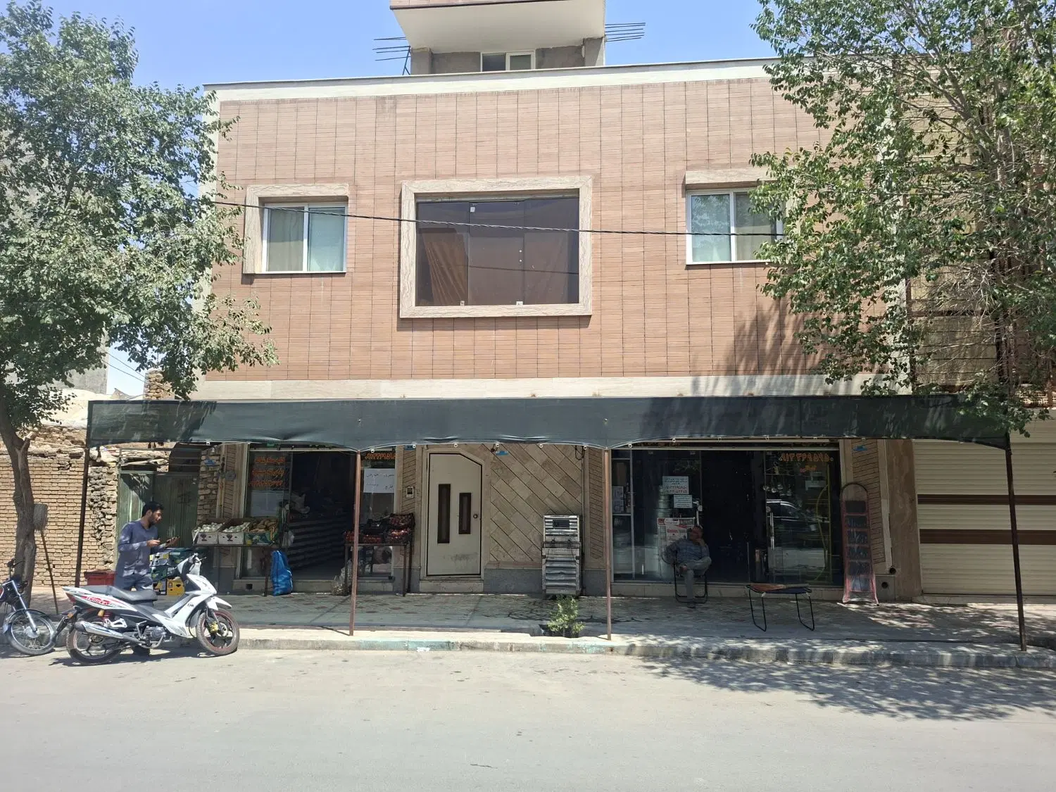 خانه با ۲باب مغازه بفروش میرسد