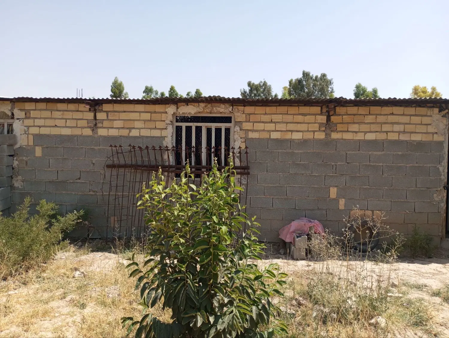 اطراف زمین ساخته شده و آب برق گاز از جلو زمین هست