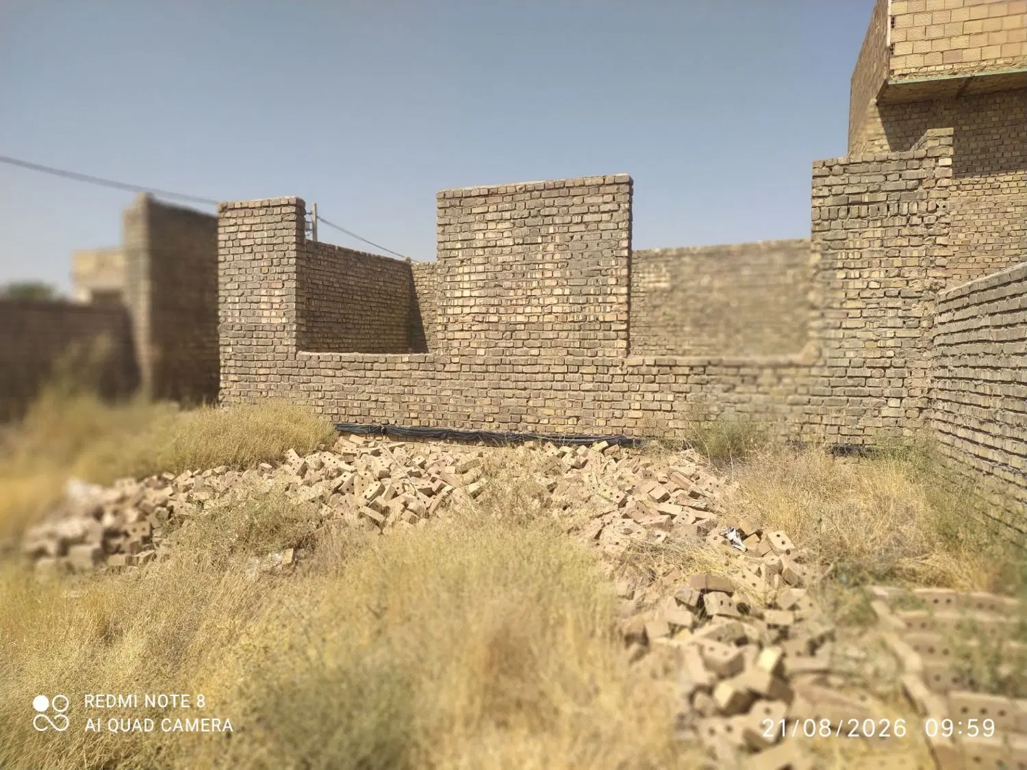 خانه نیمه ساز.  شهر فیروزه