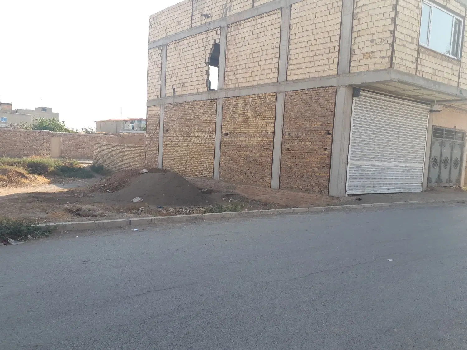 ۲۰۰ متر زمین تجاری مسکونی داخل خیابان اصلی.