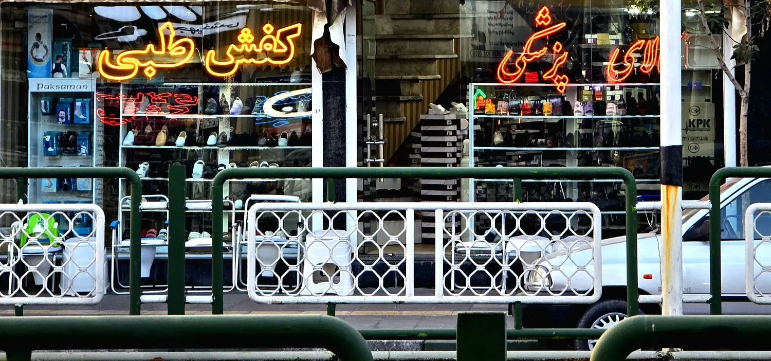 مغازه دو دهنه بر خیابان پنجراه