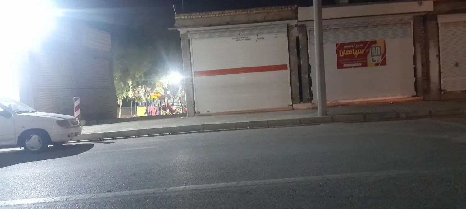 مغازه تجاری بر خیابان باتون