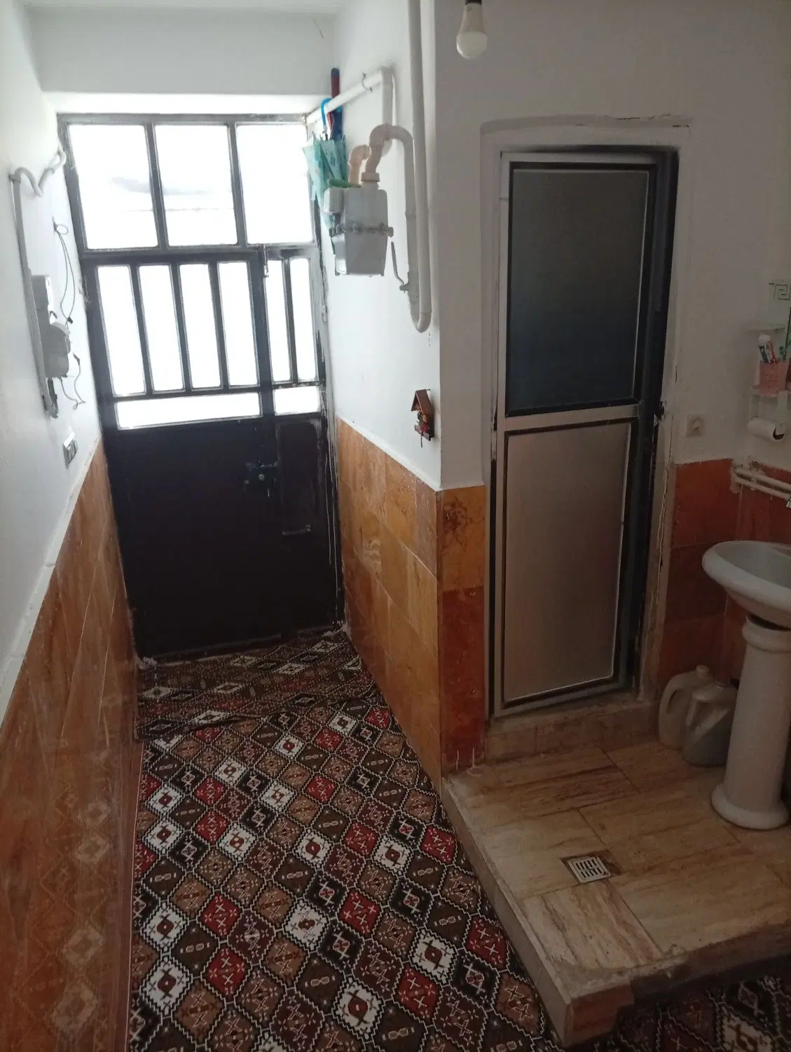 خانه ۱۱۰ متری در سرواباد خیابان اصلی
