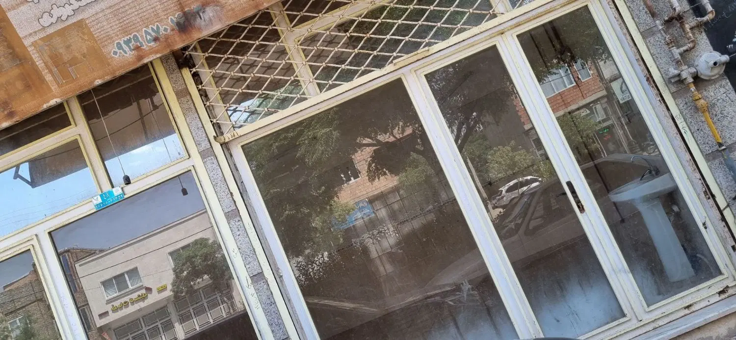 مغازه ۴۰ متری حاشیه ی رودکی بین ۱ و۳ دهنه ۶ متر