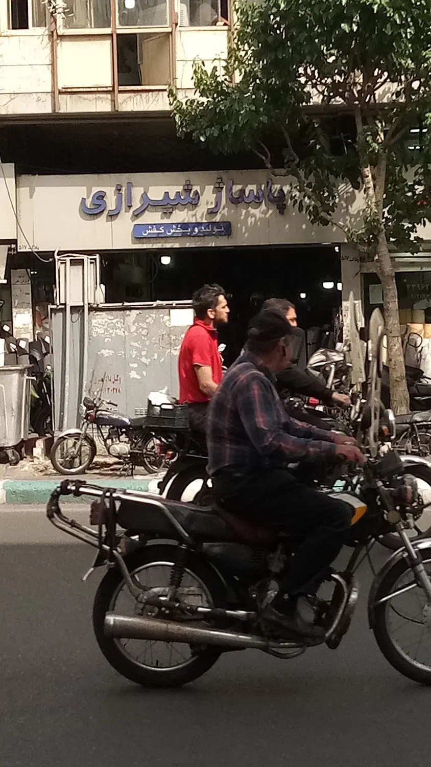 ۲۳مغازه خ جمهوری سعدی شمالی پاساژ شیرازی
