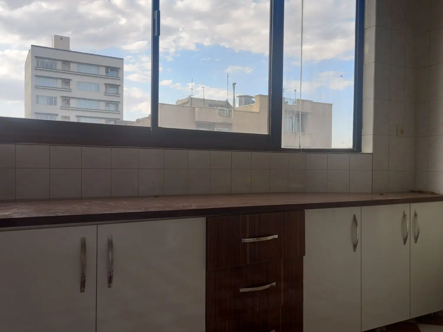 ۱۱۵متر  ام دی اف  هود  گاز روکار  پارکینگ  سرامیک