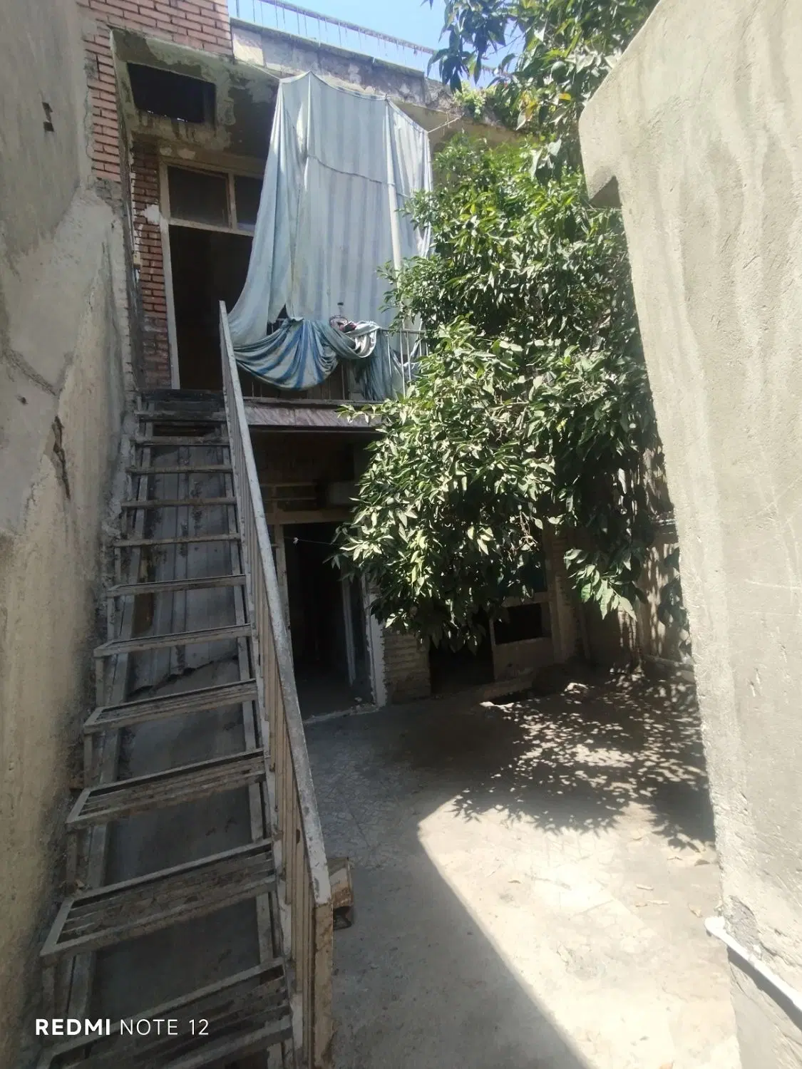 17شهریور خانه 56متر2 طبقه برخیابان 12 متری مترو