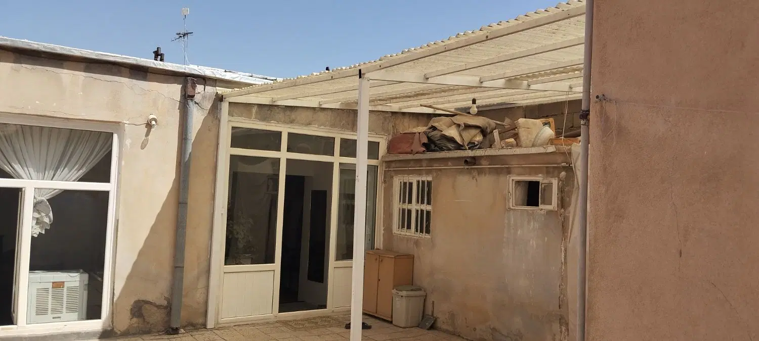ملک فروشی
