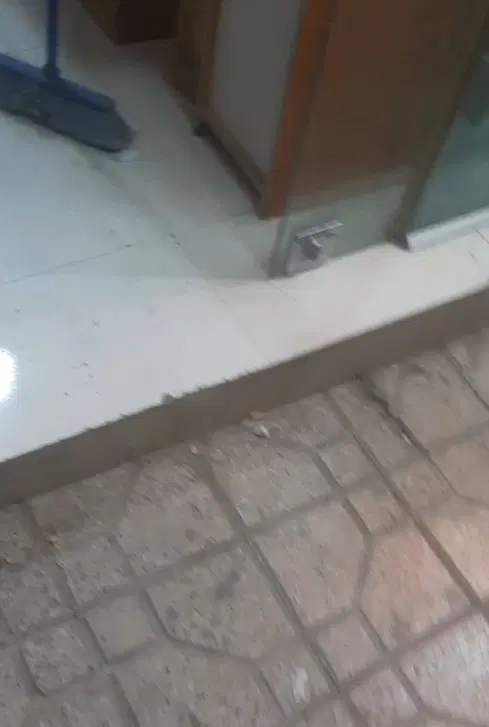 مغازه ۲۰ متری خیابان شلوغ