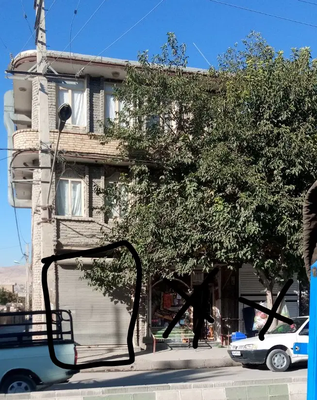 این ملک همراه با یک مغازه و دو مغازه سرقفلی