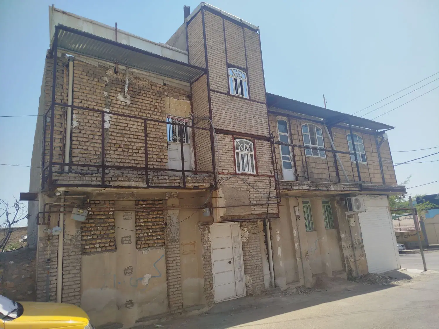 ملک ۲۴۰ متری دونبش پلدختر،۳واحدمسکونی۳واحدتجاری