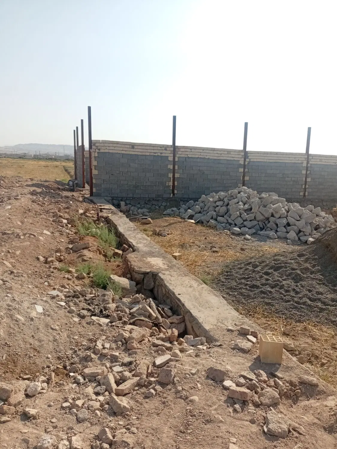 زمین حصار ورودی الوارسفلی