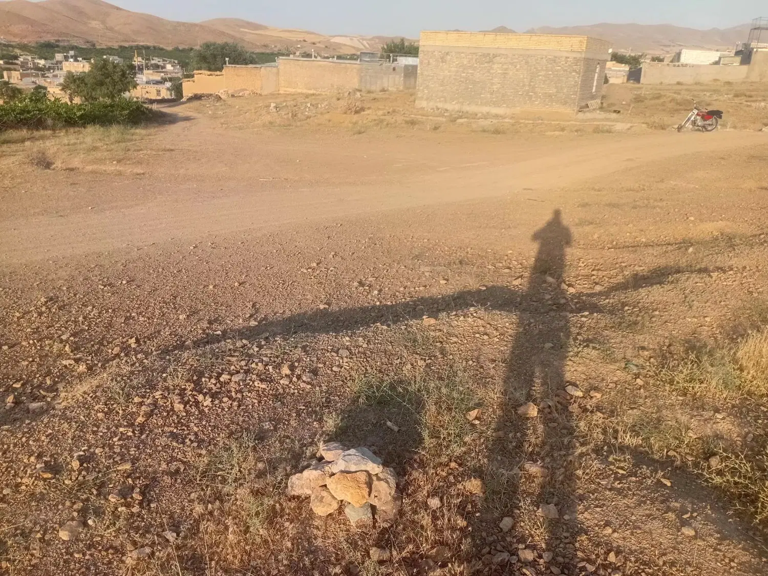 یک قطعه زمین به فروش میرسد