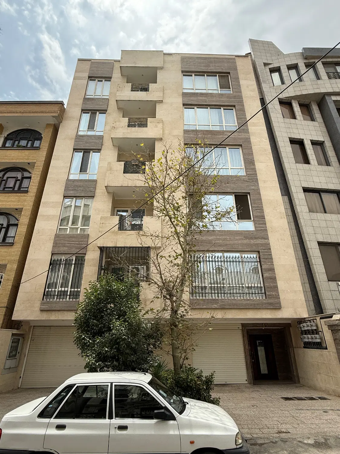 آپارتمان  همکف حیاط اختصاصی درب مستقل