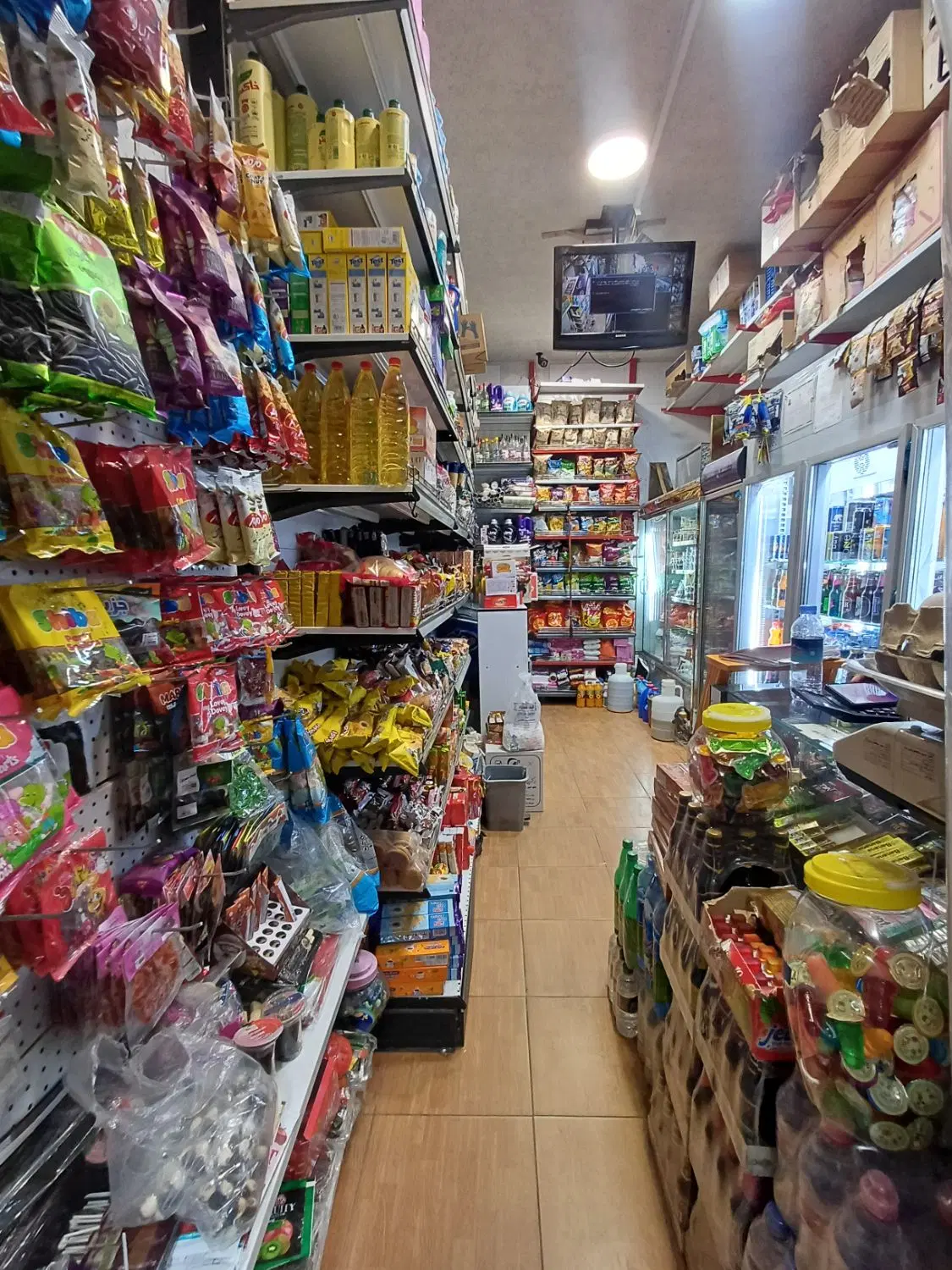 مغازه تجاری حاشیه خیابان اصلی