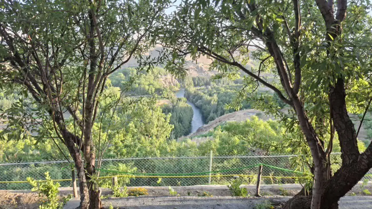 باغ بادام با نمای زیبای رودخانه زاینده رود