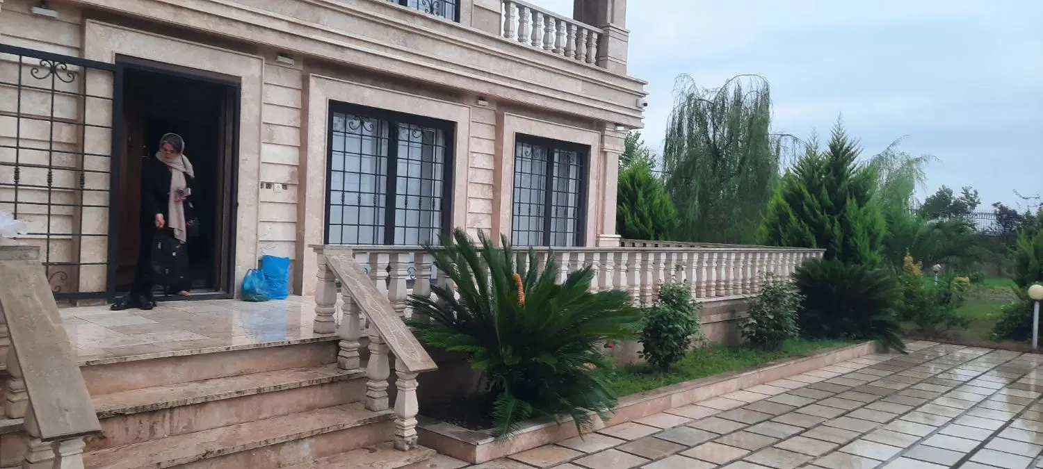 فروش ویلا ۱۱۰۰ متری فول امکانات با استخر