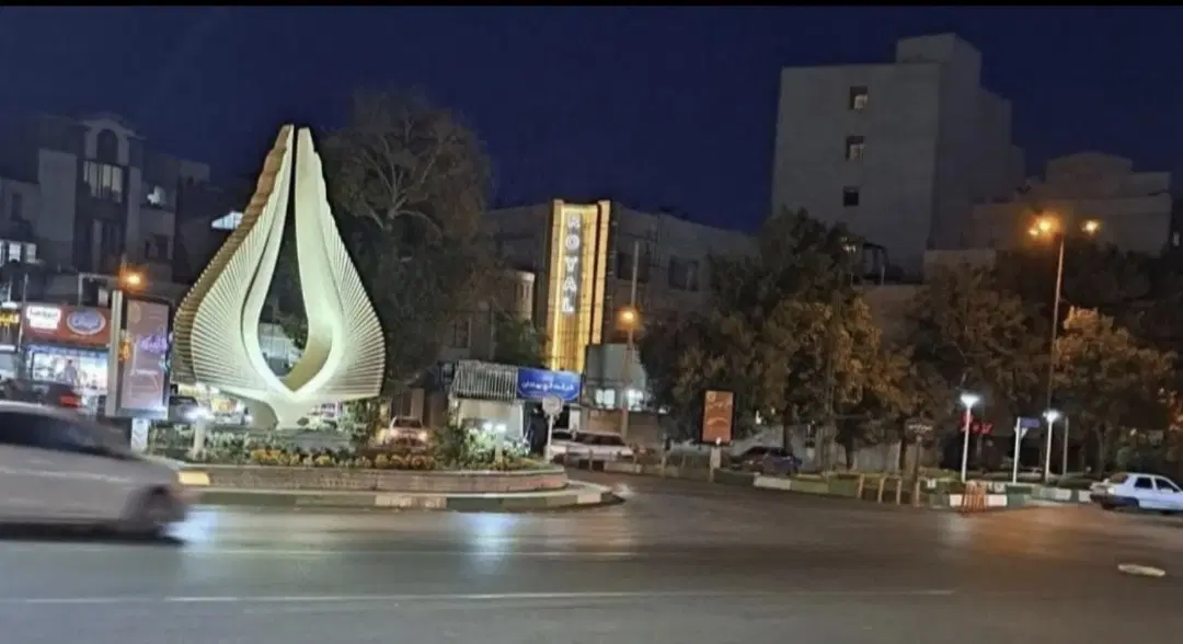 میدان آزادی 180 متری کلید نخورده در مجتمع رویال
