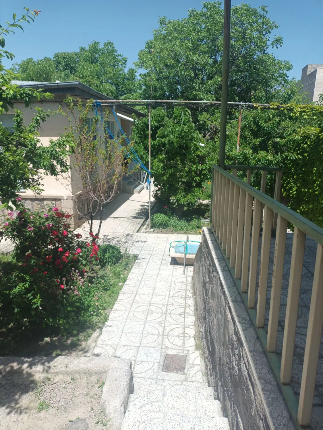 ویلایی مرکز شهر دم خیابان ۲۴ متری