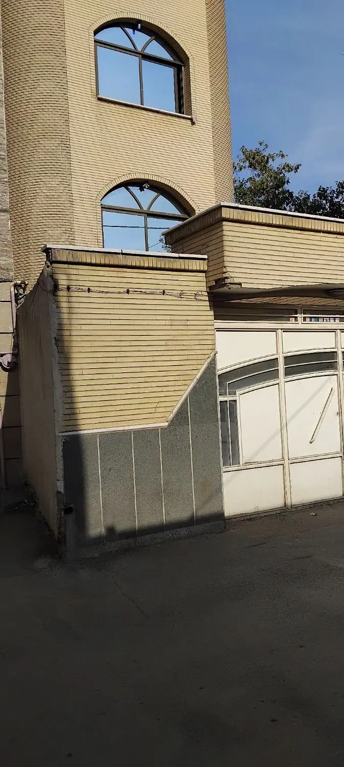 تجاری ۴۲ متر ۱۰۰متر۲طبقه با پارکینک وانباری وحیاط